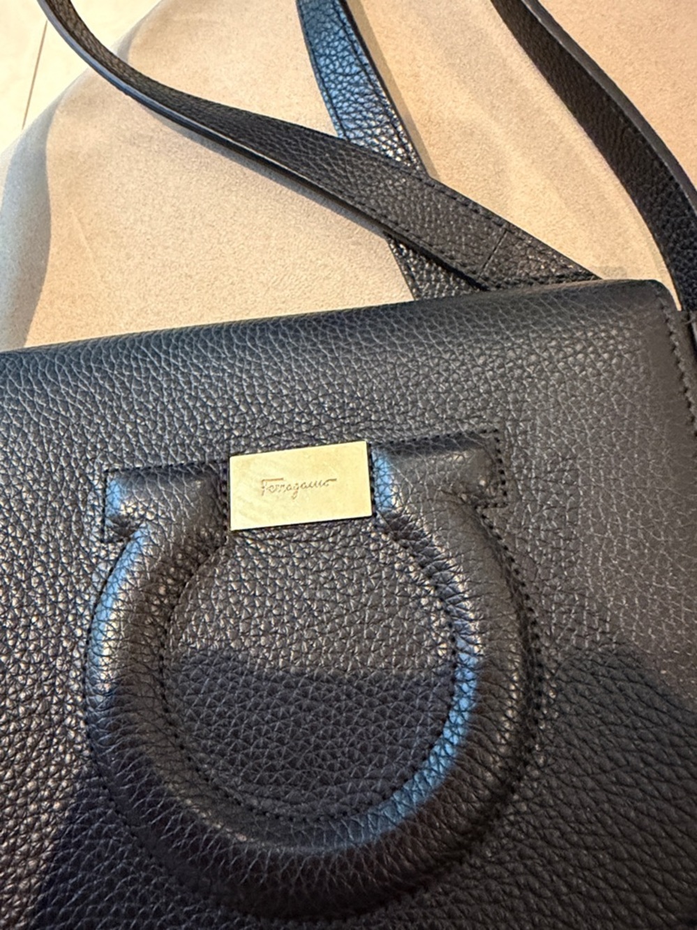 EUC Authentic - Ferragamo Black Pebbled Leather Crossbody - adjustable strap - Picture 3 of 10